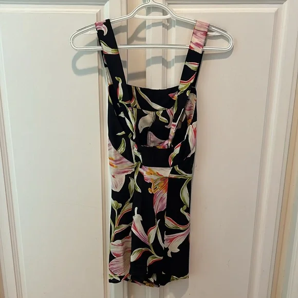 Flynn Skye tropical romper, Size 2, adjustable straps, zipper in back - Picture 4 of 5